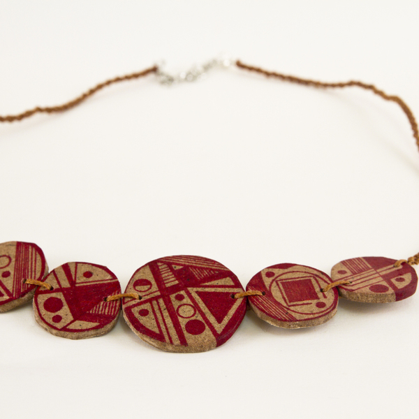 Ξύλινο κολιέ με γεωμετρικό μοτίβο "Il nome della Rosa" - ξύλο, κερωμένα κορδόνια, μοντέρνο, κολιέ, γεωμετρικά σχέδια, κοντό, minimal, κοντά, κρεμαστά, αυξομειούμενα