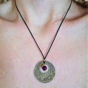 Σφυρήλατο κρεμαστό κύκλος από φύλλο μπρούτζου οξειδωμένο .Μοβ νεφρίτης. - ημιπολύτιμες πέτρες, μοντέρνο, γυναικεία, ορείχαλκος, νεφρίτης, νεφρίτης, κορίτσι, κορδόνια, γεωμετρικά σχέδια, χειροποίητα, σφυρήλατο, δωράκι, κοντά, μπρούντζος, κρεμαστά, δώρα για γυναίκες, φθηνά, μενταγιόν - 4