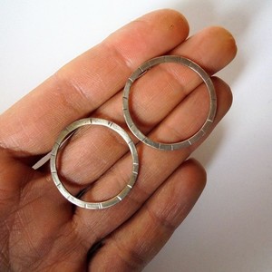 Χειροποίητα μινιμαλ καρφωτά σκουλαρίκια κύκλοι από σύρμα αζαρντο . - ασήμι, μοντέρνο, γυναικεία, ασήμι 925, ασήμι 925, αλπακάς, γεωμετρικά σχέδια, χειροποίητα, minimal, ασημένια, καρφωτά, rock, δώρα για γυναίκες, φθηνά - 3