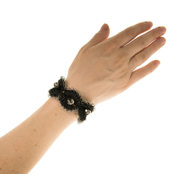 Χειροποίητο πλεκτό βραχιόλι από μετάξι, σύρμα και κρύσταλλα - μαύρο ασημί - γυναικεία, βελονάκι, είδη δώρου, χεριού, φαρδιά - 2