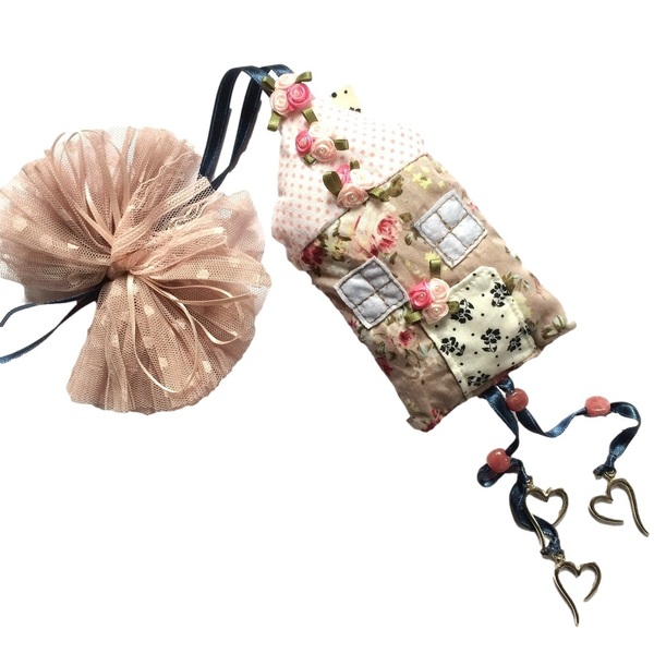 Χειροποίητο στολίδι-γούρι "Πάνινο σπιτάκι με φιόγκο" - ύφασμα, γούρι, σπίτι, χριστουγεννιάτικα δώρα, στολίδια