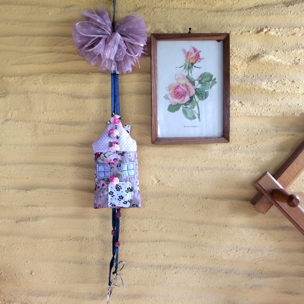 Χειροποίητο στολίδι-γούρι "Πάνινο σπιτάκι με φιόγκο" - ύφασμα, γούρι, σπίτι, χριστουγεννιάτικα δώρα, στολίδια - 2