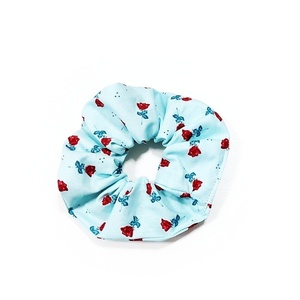 Scrunchie/ Λαστιχάκι μαλλιών 'τριανταφυλλάκια light aqua' - 1 τεμάχιο - ύφασμα, απαραίτητα καλοκαιρινά αξεσουάρ, λαστιχάκια μαλλιών