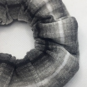 Υφασμάτινο λαστιχάκι scrunchie grey - ύφασμα, για τα μαλλιά, δώρα για γυναίκες, λαστιχάκια μαλλιών - 2