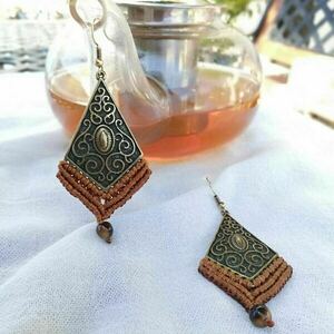 "Boho vibes" - Σκουλαρίκια μακραμέ με μεταλλικό ρόμβο mustard - μακραμέ, boho, μπρούντζος, κρεμαστά - 3