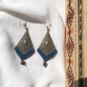 "Boho vibes" - Σκουλαρίκια μακραμέ με μεταλλικό ρόμβο navy blue - ημιπολύτιμες πέτρες, μακραμέ, boho, κρεμαστά - 2