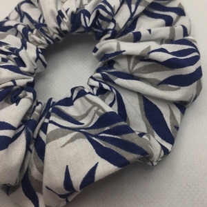 Υφασμάτινο λαστιχάκι scrunchie λευκό μπλε - μπλε, ύφασμα, δώρα για γυναίκες, λαστιχάκια μαλλιών - 2