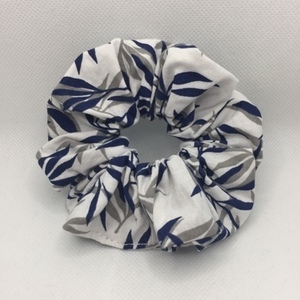 Υφασμάτινο λαστιχάκι scrunchie λευκό μπλε - μπλε, ύφασμα, δώρα για γυναίκες, λαστιχάκια μαλλιών - 3