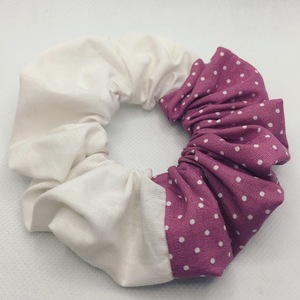 Υφασμάτινο λαστιχάκι scrunchie λευκό-σάπιο μήλο πουά - ύφασμα, πουά, για τα μαλλιά, λαστιχάκια μαλλιών - 2