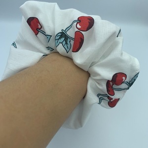 Scrunchie σε pattern Κεράσια - ύφασμα, για τα μαλλιά, λαστιχάκια μαλλιών - 2