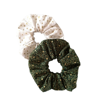 Σετ από δύο Χριστουγεννιάτικα scrunchies κοκαλάκια λαστιχάκια μαλλιών με αστεράκια και φύλλα Χριστουγεννιάτικα 2τμχ medium size - κοκκαλάκι, ύφασμα, δώρο, χριστουγεννιάτικο, δώρα για γυναίκες, λαστιχάκια μαλλιών