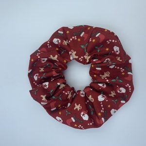 Σετ scrunchie & χριστουγεννιάτικη μάσκα Αγιοβασιλάκια σε κόκκινο φόντο - λαστιχάκι, χριστουγεννιάτικο, χριστουγεννιάτικα δώρα, άγιος βασίλης, μάσκα προσώπου - 3