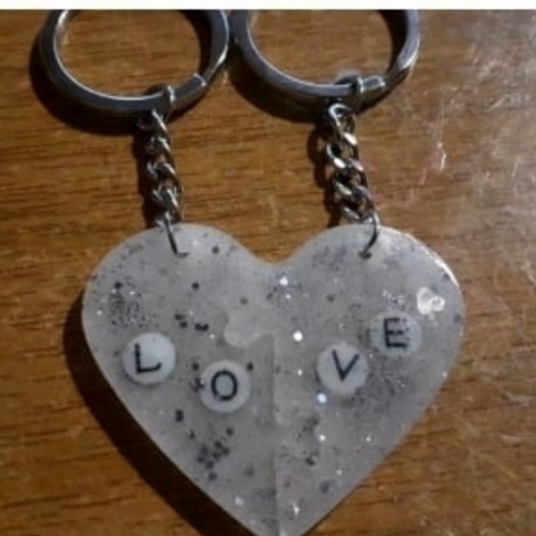 Διπλή καρδιά με την φράση love σε απαλό γκρι χρώμα και λεπτομέρειες από χρυσόσκονη 4cm χ 2cm - γυαλί, καρδιά, δώρο, μπρελόκ, ζευγάρια - 2