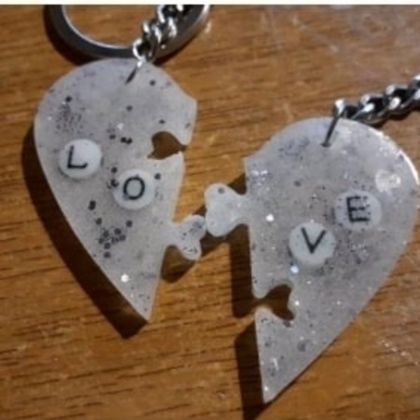 Διπλή καρδιά με την φράση love σε απαλό γκρι χρώμα και λεπτομέρειες από χρυσόσκονη 4cm χ 2cm - γυαλί, καρδιά, δώρο, μπρελόκ, ζευγάρια - 3