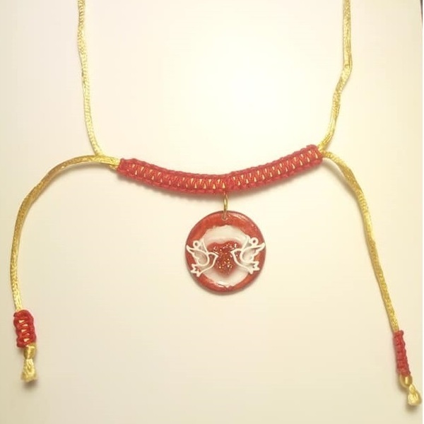 Προτοτυπο Κολιε Χειροποιητο με κορδονι χρυσαφι ,μακραμε κοκκινο,μενταγιον απο σμαλτο κοκκινο-ασπρο,καρδουλα κοκκινη απο υγρο γυαλι με γκλιτερ και 2 ασπρα μεταλλικα πουλακια - καρδιά, πηλός, μακραμέ, μακριά, μαρτάκια - 3