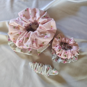 Χειροποίητη μπαρετα μαλλιών hair clip scrunchie με λουλουδάκια πουα χρώμα μέντας και μήκος 8 cm 1τμχ - ύφασμα, κορίτσι, λουλούδια, πασχαλινά δώρα, hair clips - 5