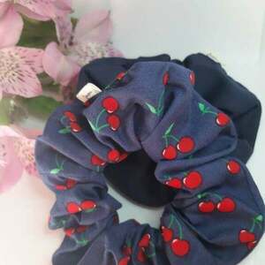 Scrunchie classic βαμβακερό μπλέ με κερασάκια - ύφασμα, χειροποίητα, λαστιχάκια μαλλιών - 4