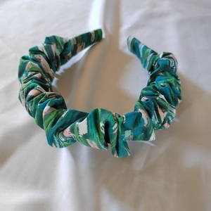 Χειροποίητη scrunchie υφασματινη στεκα μαλλιών με βαμβακερο ύφασμα με πράσινο μπλε και ροζ χρωμα 40cm μήκος 1τμχ - ύφασμα, απαραίτητα καλοκαιρινά αξεσουάρ, δώρα για γυναίκες, στέκες μαλλιών παιδικές, στέκες - 4
