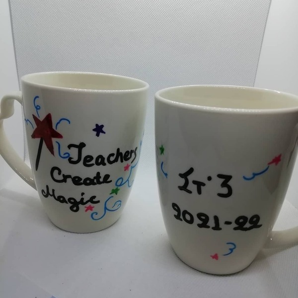 ΚΟΥΠΑ ΓΙΑ ΔΑΣΚΑΛΑ/ΛΟ 330ml ΖΩΓΡΑΦΙΣΜΕΝΗ ΣΤΟ ΧΕΡΙ "teachers create magic" - πορσελάνη, personalised, κούπες & φλυτζάνια, δώρα για δασκάλες, για δασκάλους - 2