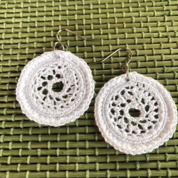Σκουλαρίκια σε λευκό χρώμα χειροποίητο - ορείχαλκος, μικρά, κρεμαστά, γάντζος, πλεκτά - 4