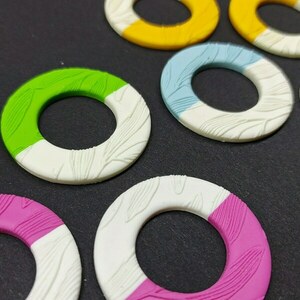 Ανάγλυφα statement studs κρίκοι από πολυμερικό πηλό σε λευκό και γαλάζιο colour block - ιδιαίτερο, μοντέρνο, πηλός, καρφωτά - 3
