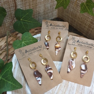 "Choco Shell" I Χειροποίητα καλοκαιρινά κρεμαστά σκουλαρίκια από πολυμερικό πηλό με τεχνική marble και καρφάκι - 5 cm - χρώμα καφέ / χρυσό / λευκό - πηλός, boho, κρεμαστά, καρφάκι