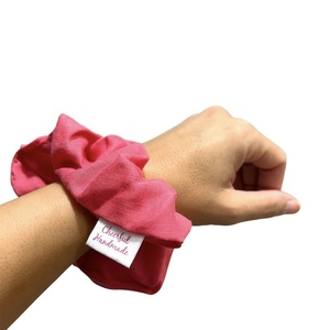 Χειροποίητο υφασμάτινο scrunchie για τα μαλλιά σε κοραλί - φουξ χρώμα - ύφασμα, για τα μαλλιά, Black Friday, λαστιχάκια μαλλιών, μεγάλα scrunchies - 5
