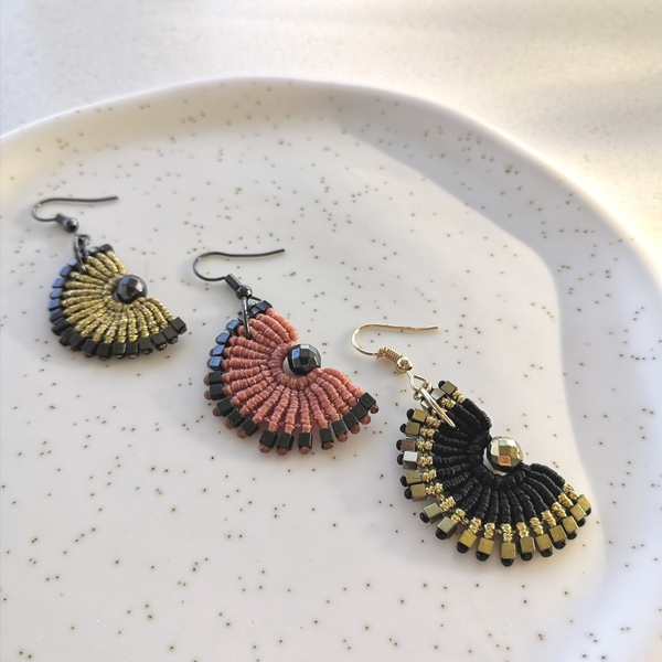 Μακραμέ σκουλαρίκια "Βεντάλια" - ιδιαίτερο, μοντέρνο, νήμα, αιματίτης, μακραμέ, κρεμαστά - 3