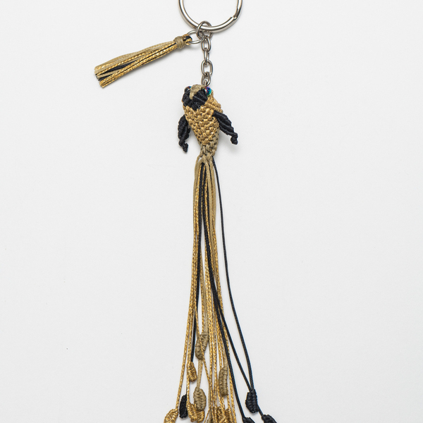 Χειροποίητο μακραμέ μπρελόκ κλειδιών ψαράκι χρυσό, μπεζ και μαύρο - handmade macrame keychain fish gold, beige and black - ημιπολύτιμες πέτρες, ύφασμα, αυτοκινήτου, σπιτιού - 2
