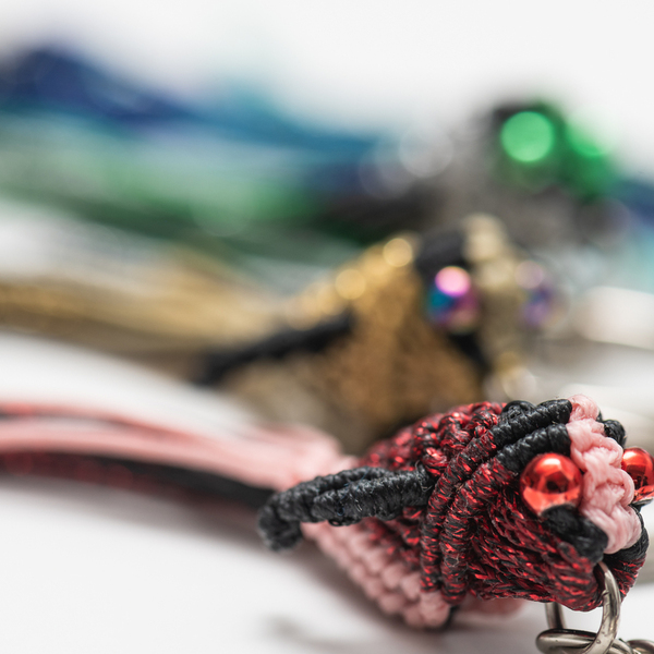 Χειροποίητο μακραμέ μπρελόκ κλειδιών ψαράκι χρυσό, μπεζ και μαύρο - handmade macrame keychain fish gold, beige and black - ημιπολύτιμες πέτρες, ύφασμα, αυτοκινήτου, σπιτιού - 4