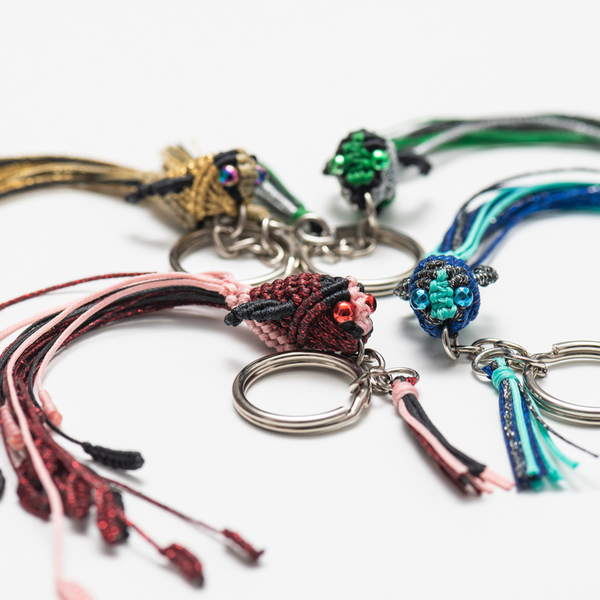 Χειροποίητο μακραμέ μπρελόκ κλειδιών ψαράκι χρυσό, μπεζ και μαύρο - handmade macrame keychain fish gold, beige and black - ημιπολύτιμες πέτρες, ύφασμα, αυτοκινήτου, σπιτιού - 5