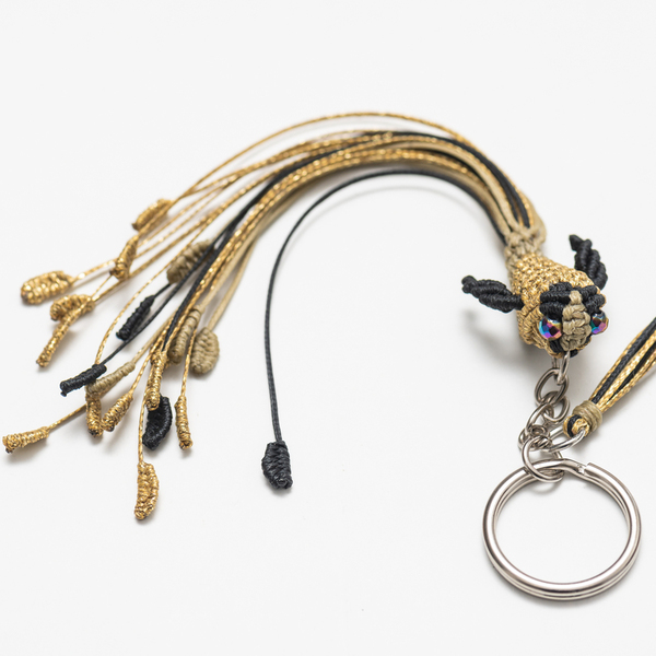 Χειροποίητο μακραμέ μπρελόκ κλειδιών ψαράκι χρυσό, μπεζ και μαύρο - handmade macrame keychain fish gold, beige and black - ημιπολύτιμες πέτρες, ύφασμα, αυτοκινήτου, σπιτιού