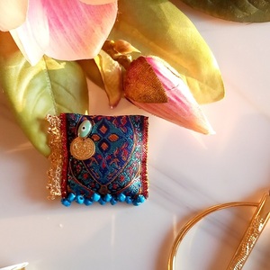 Καρφίτσα, φυλακτό, 5,5×5,5 εκ., γυναικεία καρφίτσα, ματάκι, κωνσταντινάτο, φλουρί, χειροποίητο, μπλέ. - ύφασμα, φλουρί, χάντρες, φυλακτό - 2