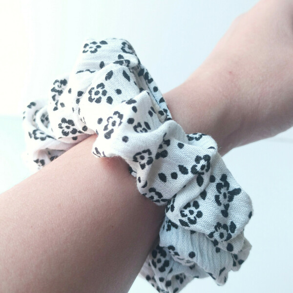 makeba handmade φλοράλ scrunchie ασπρόμαυρο - ύφασμα, λαστιχάκια μαλλιών - 3