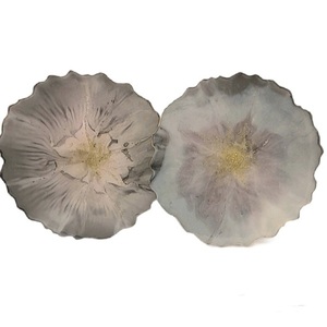 Σετ 2 σουβέρ μεγάλα από υγρό γυαλί με σχέδιο λουλούδι μαύρο - ροζ - λευκό και χρυσό γκλίτερ 12εκ - ρητίνη, σουβέρ, λουλούδια, εποξική ρητίνη, είδη σερβιρίσματος