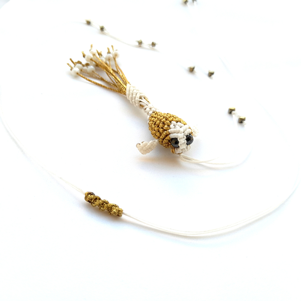 Κολιέ μακραμέ “ψαράκι” τρισδιάστατο, αιματίτες, κρύσταλλα, χρυσό με λευκό - ημιπολύτιμες πέτρες, ψάρι, μακραμέ, χάντρες