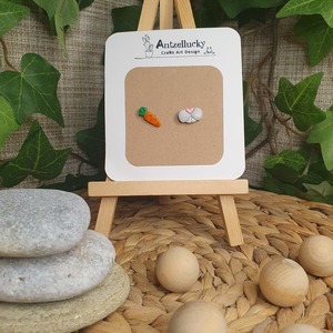 "Rabbit and Carrot" I Χειροποίητα καρφωτά σκουλαρίκια από πολυμερικό πηλό 2 cm - χρώμα γκρι / πορτοκαλί - πηλός, καρφωτά, μικρά, καρφάκι - 4