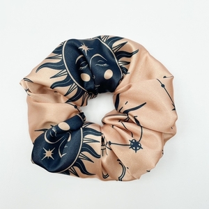 Σατέν χρυσό scrunchie με αστέρια και ήλιους - ύφασμα, λαστιχάκια μαλλιών