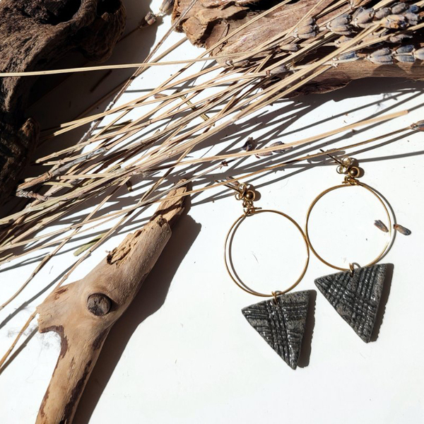 Granite clay, pendant in triangular shape / Πηλός γρανίτης σε τριγωνικό σχήμα - επιχρυσωμένα, πηλός, κρίκοι, μακριά, καρφάκι - 4
