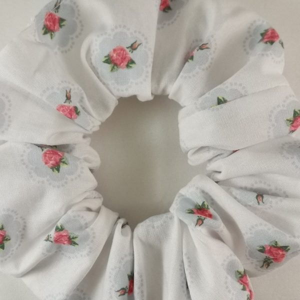 Λαστιχάκι μαλλιών σε χρώμα λευκό με ροζ λουλούδια. - ύφασμα, χειροποίητα, λαστιχάκια μαλλιών, 100% βαμβακερό