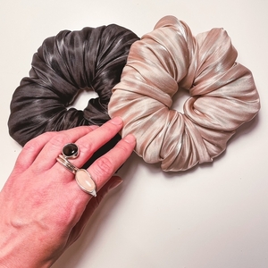 Μπεζ scrunchie οργάντζα με λάμψη - ύφασμα, λαστιχάκια μαλλιών - 2