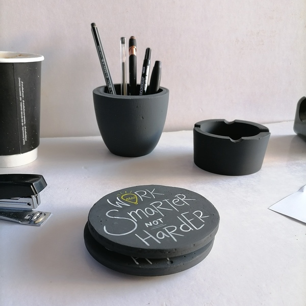 Σετ4τεμ γραφείου Work Smarter από τσιμέντο ανθρακί τασάκι/σουβέρ/μολυβοθήκη - σουβέρ, σετ δώρου, αξεσουάρ γραφείου, ειδη δώρων - 4