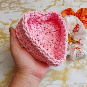 Σετ δώρου με δύο scrunchies και ροζ χειροποίητο καλάθι καρδιά. - ύφασμα, μαμά, σετ, διακοσμητικά - 3