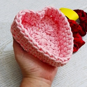 Σετ δώρου με σατέν scrunchies και ροζ χειροποίητο καλάθι καρδιά. - ύφασμα, μαμά, σετ, διακοσμητικά - 4