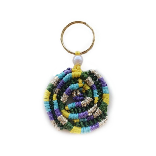 Μακραμέ μπρελόκ για τα κλειδιά πολύχρωμο τριαντάφυλλο με χρυσό κρίκο και πέρλα - romantic, βαμβακερό νήμα, αυτοκινήτου