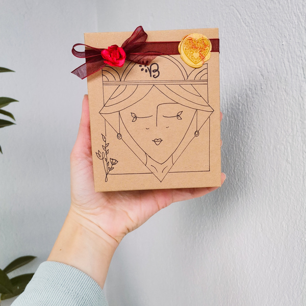 Μακραμέ μπρελόκ για τα κλειδιά πολύχρωμο τριαντάφυλλο με χρυσό κρίκο και πέρλα - romantic, βαμβακερό νήμα, αυτοκινήτου - 2