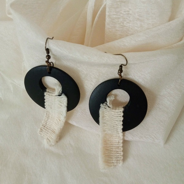 Γυναικεία χειροποίητα κρεμαστά σκουλαρίκια κρίκοι σε στυλ boho από ξύλο σε μαύρο χρώμα με εκρού τρέσα - ύφασμα, ξύλο, χειροποίητα, boho, γάντζος - 4