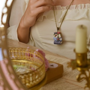 Emma's Bookstack Necklace | Μακρύ Κολιέ με Χειροποίητη Φλοράλ Σύνθεση σε Βιβλία (Πολυμερικός Πηλός, Μπρούντζος) (72εκ. + 5εκ.) - πηλός, μακριά, μπρούντζος, μεγάλα - 4