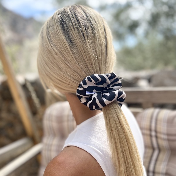Tiger regular scrunchie - ύφασμα, γεωμετρικά σχέδια, για τα μαλλιά, λαστιχάκια μαλλιών - 2
