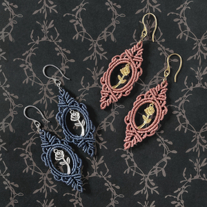 "Mirror of a Thousand Roses-gold" | Σκουλαρίκια macrame με μεταλλικό τριαντάφυλλο - νήμα, λουλούδι, ατσάλι, γάντζος, πλεκτά - 2